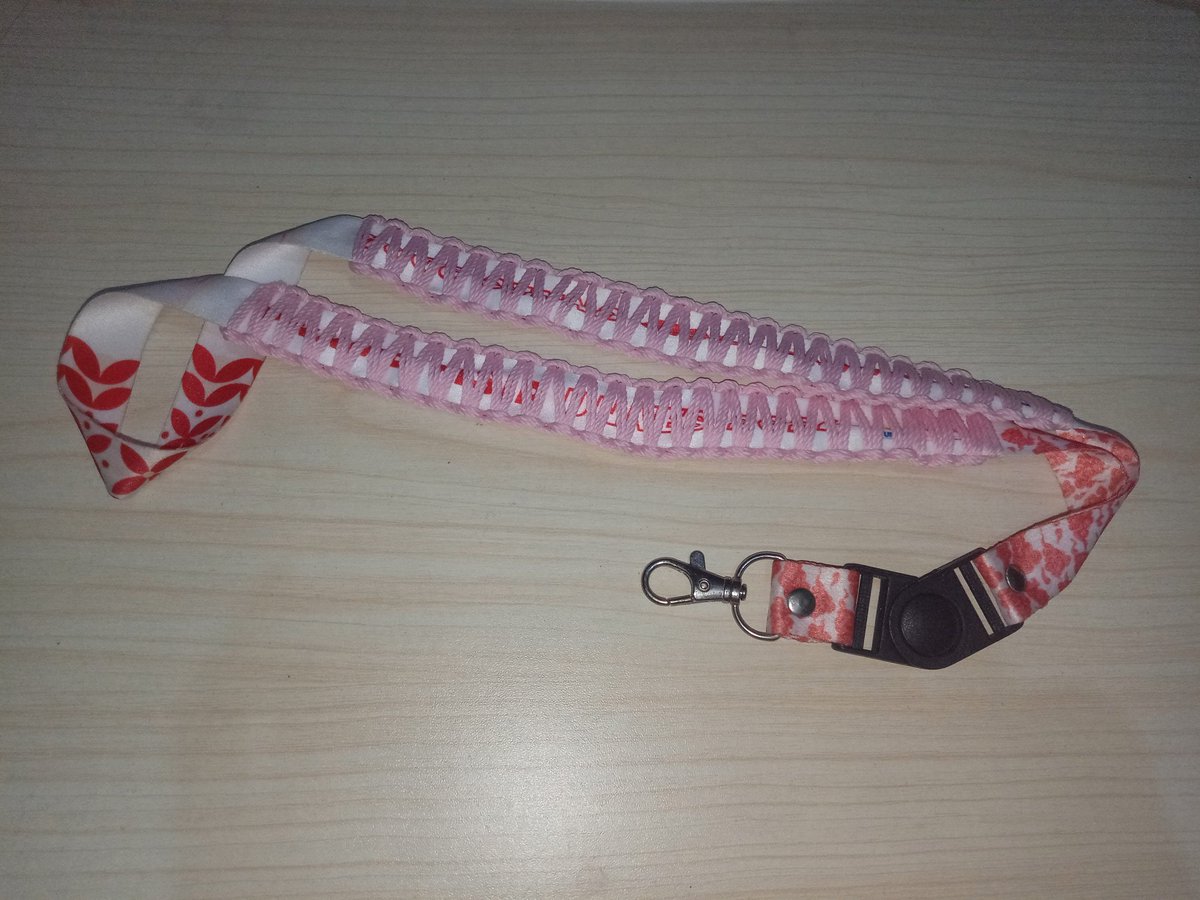 jacchive's tweet photo. nyobain square knot buat nutupin nama kepanitiaan di lanyard biar bisa dipake lagi https://t.co/e2p5Qg5aZU