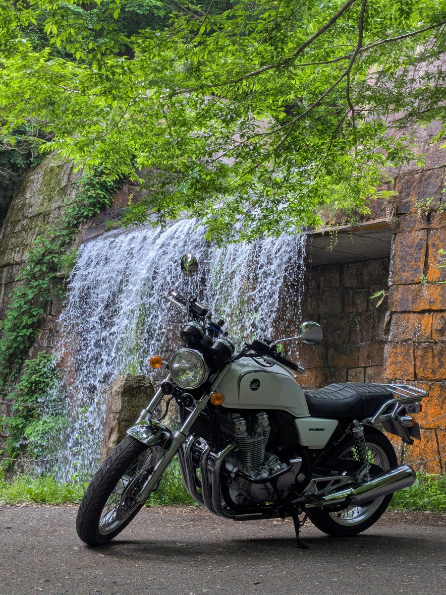 HAPPYSTRIKE39's tweet photo. CB1100EX購入して約3カ月ちょいで走行距離はほぼ2000km。
レビューするにしても良いところしかない。文句のひとつも出てこない。原付乗ってた高校時代から順当にステップアップして遂に辿り着いた感がある。
そろそろオイル交換かな。早く冬用のホンダスタジャン着て乗りたい。

#CB1100EX https://t.co/IKWJ2lKlEF