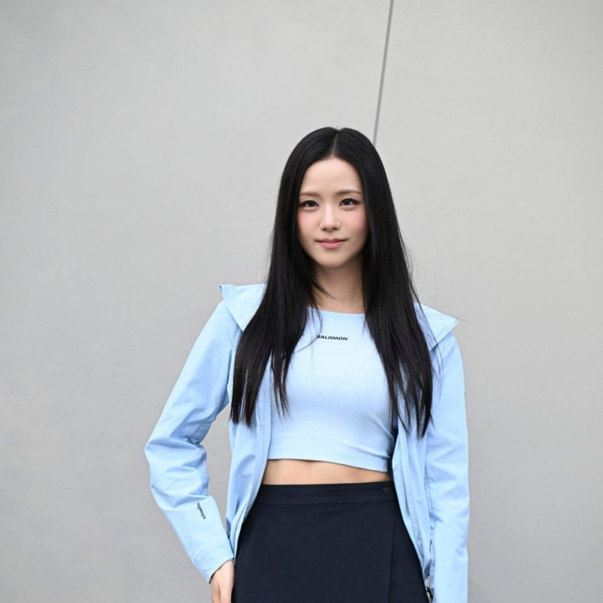 asayaaverse's tweet photo. Jisoo app update with Salomon 🩵 https://t.co/E96wITtQge