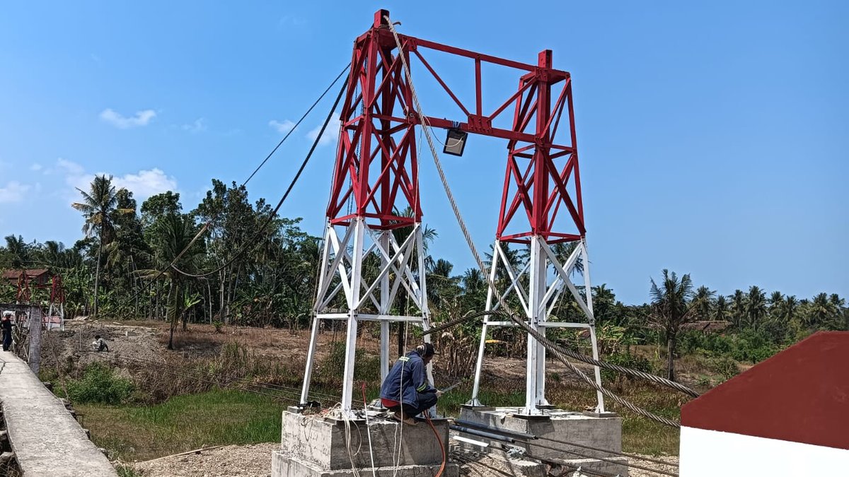 pendim0703clp's tweet photo. Pembangunan Jembatan Perintis Garuda yang berada di Sungai Cibereum, Desa Sarwadadi, Kecamatan Kawunganten, Kabupaten Cilacap, terus menunjukkan perkembangan. Setelah tahapan pemasangan tiang pylon rampung, pekerjaan kini dilanjutkan dengan persiapan menuju pemasangan seling baja https://t.co/JN1boKGT71