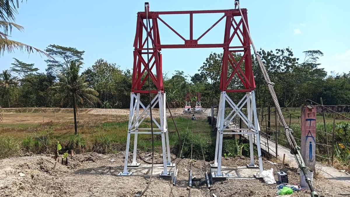 pendim0703clp's tweet photo. Pembangunan Jembatan Perintis Garuda yang berada di Sungai Cibereum, Desa Sarwadadi, Kecamatan Kawunganten, Kabupaten Cilacap, terus menunjukkan perkembangan. Setelah tahapan pemasangan tiang pylon rampung, pekerjaan kini dilanjutkan dengan persiapan menuju pemasangan seling baja https://t.co/JN1boKGT71