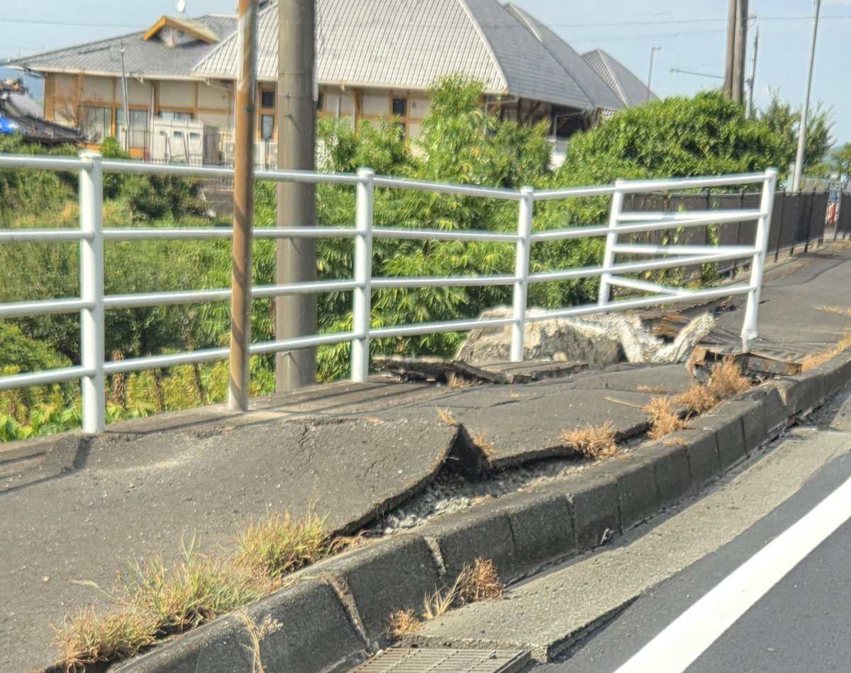 temikaya07's tweet photo. 今日は、実家へお墓参りも兼ねて行ってきました🚗
今回揺れが酷かった、宇城市や氷川町を通過する中、慣れ親しんだ町の惨状に言葉がうまく出てこなかった…🥲
セブン銀行のATM車初めて見ました👀
実家は無事だったので、何よりです😊
#令和8年熊本地震 https://t.co/kC4FkBh4rW