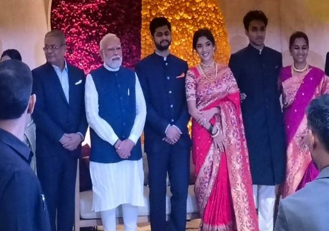 KraantiKumar's tweet photo. NCP नेता सुप्रिया सुले की बेटी रेवती की शादी का रिसेप्शन दिल्ली में शरद पवार के 6 जनपथ स्थित आवास पर था.

रिसेप्शन में PM मोदी जी, अमित शाह, सोनिया गांधी, राहुल गांधी, प्रियंका गांधी और अखिलेश यादव समेत कई बड़े नेता पहुंचे थे.

राजनीतिक मतभेद संसद भवन होता है. चुनावी मैदान में होता है. न्यूज़ चैनलों के डिबेट में होता है. 

बाकी जगह सभी विचारधारा के नेताओं की एक ही विचारधारा है मिलजुलकर निजी रिश्तों और सामाजिक मौकों की गरिमा को कायम रखा जाए.

हम लोग सोशल मीडिया पर आपस में नेताओं का भक्त बनकर लड़ते हैं. जाति धर्म और भाषा के नाम पर लड़ते हैं. एक दूसरे को देखकर रास्ता बदल देते हैं. क्यों कि हम लोग मूर्ख नही, महामूर्ख हैं. हम लोगों की गुलाम मानसिकता है और नेताओं की शासकीय मानसिकता है.