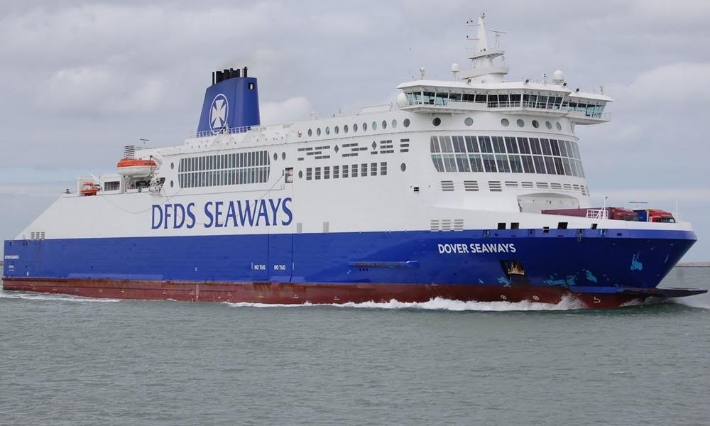 DJBigger's tweet photo. @JuliaHB1 Can you stop putting up posts they bore me, I get you need educating with facts every now and again so here you go what you have is a picture of a “small boat” this on the other hand is a “big boat” 🤷🏼‍♂️🙈🤦🏼‍♂️🤣 https://t.co/KMobitgRGD