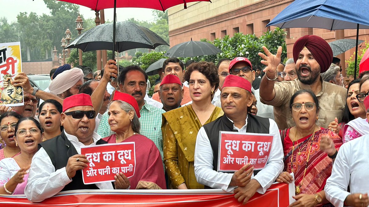 yadavakhilesh's tweet photo. रत्ती भर भी लाज न छोड़ी, बनाके ‘लुटेरों की टोली’
धर्म की तिज़ोरी तोड़ी, भाजपाइयों ने भर ली झोली

जो भाजपा का साथी, वो रामघाती-महापापी!