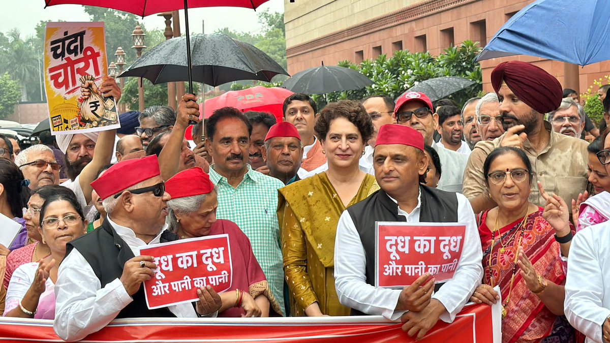 yadavakhilesh's tweet photo. रत्ती भर भी लाज न छोड़ी, बनाके ‘लुटेरों की टोली’
धर्म की तिज़ोरी तोड़ी, भाजपाइयों ने भर ली झोली

जो भाजपा का साथी, वो रामघाती-महापापी!