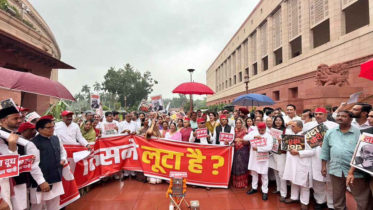 yadavakhilesh's tweet photo. रत्ती भर भी लाज न छोड़ी, बनाके ‘लुटेरों की टोली’
धर्म की तिज़ोरी तोड़ी, भाजपाइयों ने भर ली झोली

जो भाजपा का साथी, वो रामघाती-महापापी!