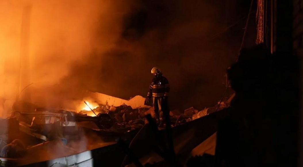 FattAvvenimenti's tweet photo. Attacco russo con missili Zircon e Iskander su Kiev e Zaporizhzhia: "Colpiti impianti militari e centri logistici" ancora in fiamme 
https://t.co/gkA5uhxxNh https://t.co/f5Twu31VLP