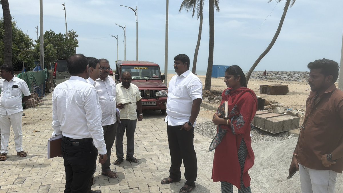edisonvlk's tweet photo. வேளாங்கண்ணி புனித ஆரோக்கிய அன்னை ஆண்டு திருவிழா வருகின்ற ஆகஸ்ட் 29-ம் தேதி துவங்குவதை முன்னிட்டு இன்று தஞ்சாவூர் பேரூராட்சிகளின் உதவி இயக்குநர் திரு.கோ.துவாரகநாத் சிங் அவர்கள் முன்னேற்பாடு பணிகளை ஆய்வு மேற்கொண்டார் உடன் நான்,மற்றும் பேரூராட்சி செயல் அலுவலர்(பொ) திரு.கலிய பெருமாள் மற்றும் பேரூராட்சி உதவி பொறியாளர் அர்ச்சனா மற்றும் பேரூராட்சி அலுவலர்கள் உடனிருந்தனர் நிகழ்வில் செபஸ்தியார் நகர் சாலை,உத்திரிய மாதா கோயில் தெரு,ஆரிய நாட்டு தெரு சாலைகளை பழுதுபார்க்கும் பணிகள் செய்யவும் உத்தரவிட்டார்