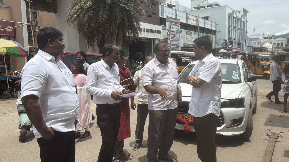 edisonvlk's tweet photo. வேளாங்கண்ணி புனித ஆரோக்கிய அன்னை ஆண்டு திருவிழா வருகின்ற ஆகஸ்ட் 29-ம் தேதி துவங்குவதை முன்னிட்டு இன்று தஞ்சாவூர் பேரூராட்சிகளின் உதவி இயக்குநர் திரு.கோ.துவாரகநாத் சிங் அவர்கள் முன்னேற்பாடு பணிகளை ஆய்வு மேற்கொண்டார் உடன் நான்,மற்றும் பேரூராட்சி செயல் அலுவலர்(பொ) திரு.கலிய பெருமாள் மற்றும் பேரூராட்சி உதவி பொறியாளர் அர்ச்சனா மற்றும் பேரூராட்சி அலுவலர்கள் உடனிருந்தனர் நிகழ்வில் செபஸ்தியார் நகர் சாலை,உத்திரிய மாதா கோயில் தெரு,ஆரிய நாட்டு தெரு சாலைகளை பழுதுபார்க்கும் பணிகள் செய்யவும் உத்தரவிட்டார்