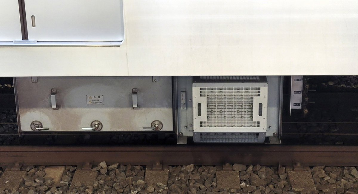 vzxBSBNZyo40702's tweet photo. もうみんな忘れてるかしら？

メトロ13000系13144Fでリラクタンスモーター「SynRM」の試験をやっていたことを。短期間でしたがかなり独特の音を地下に響かせていました。

三菱フルsic-MOSFET
MAP-214-15V318型 https://t.co/ms9SLIgZM1