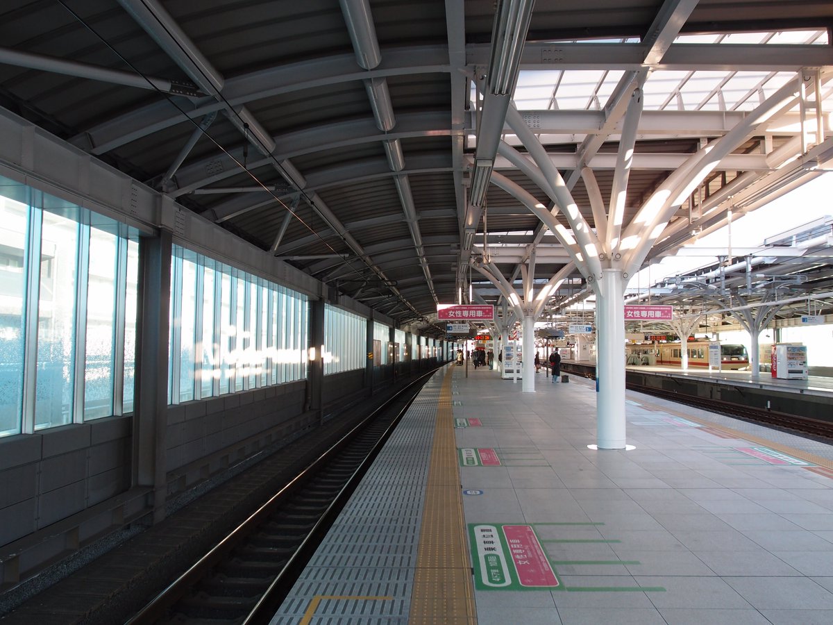 sha110wf's tweet photo. 石神井公園は本当にこれ同じ駅か？って思うけれど、池袋から急行で1駅10分と考えたら当然の成り行きという気もする（左：2007年、右：2015～2018年） https://t.co/6eeW2dXxGJ