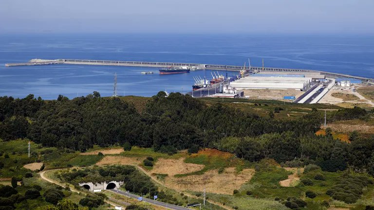 clusterticgal's tweet photo. A nosa asociada @Ipglobalsl é unha das cinco empresas que extenderán o primeiro cable de datos submarino de Galicia, que permitirá conectar o noso territorio con América do Norte e do Sur.

A estación de amarre multimodal -landing cable station- construirase no Porto Exterior da Coruña e permitirá recibir e conectar con gran velocidade tres tipos de vías de comunicación á vez: conexións transoceánicas, satelitales e terrestres.

 «Todo isto permitiría mellorar a interconexión das empresas, convertendo a Galicia nun val tecnolóxico no que se asentarían moitos proxectos que, desde aquí, poderían gañar presenza en mercados americanos, africanos ou mesmo asiáticos», explica un dos voceiros do consorcio.
https://t.co/3CfLXdSxUA