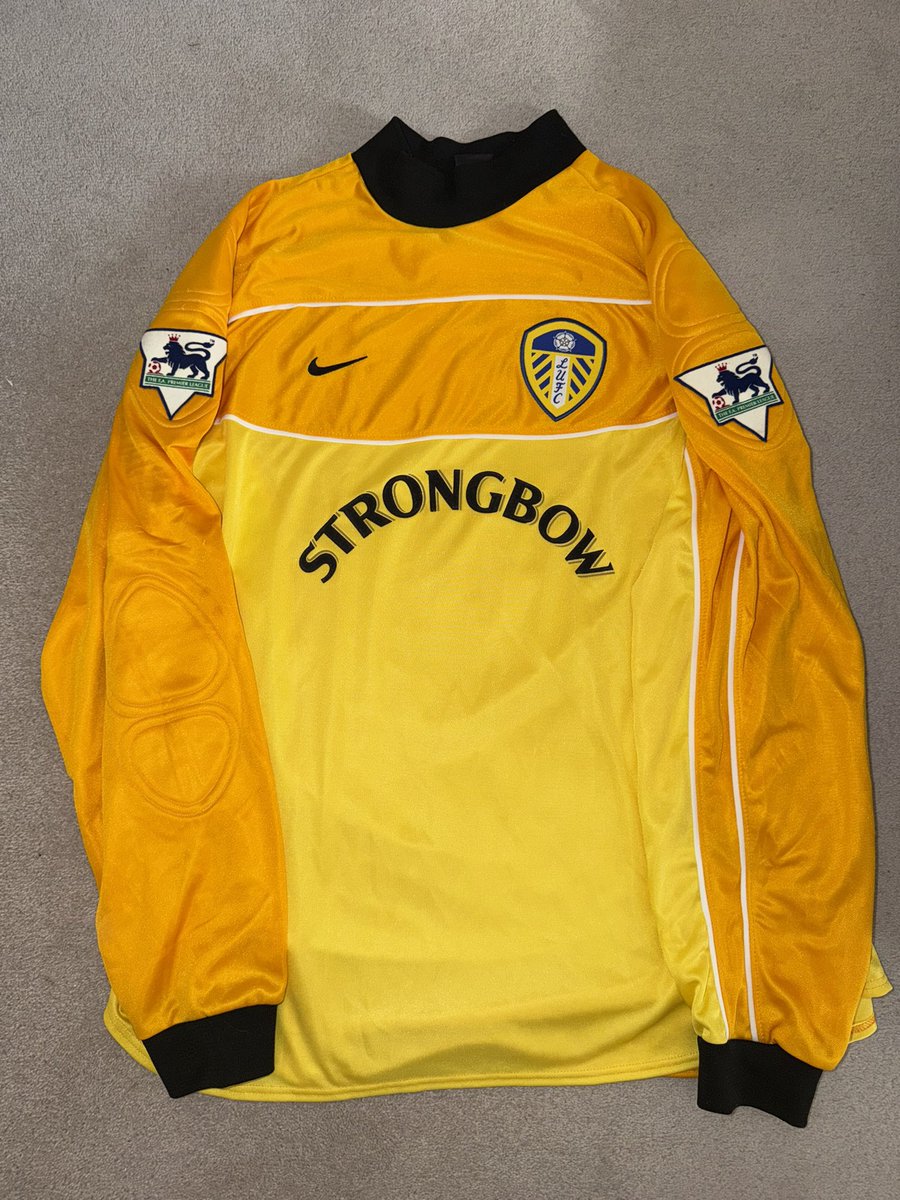 LUFCMatchworn's tweet photo. Happy 60th Birthday to the greatest Leeds United Goalkeeper of all time @nmartyn25 #lufc #leedsunited #matchwornshirt #matchworn https://t.co/krsprw0Dpt
