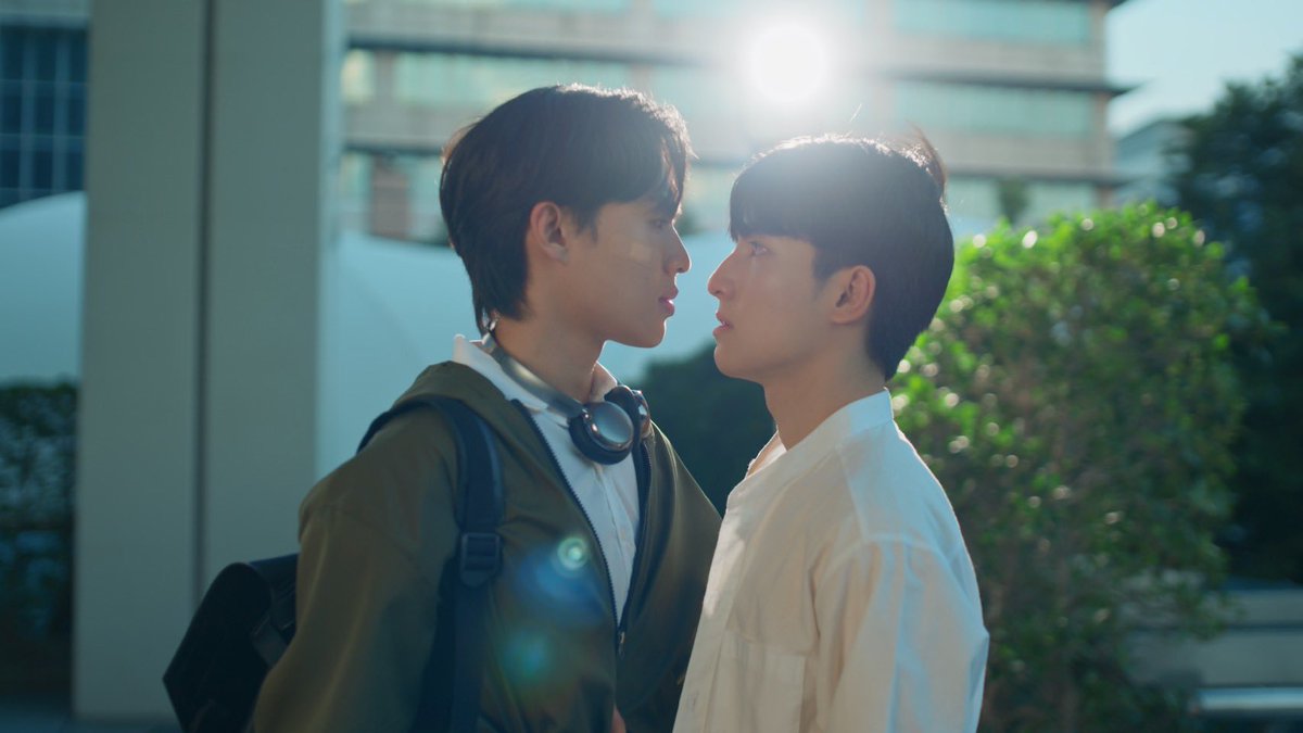 YokeeApirak's tweet photo. เห็นช่องรีแอคคนไทยหลายข่อง ไม่เข้าใจ ประโยคที่ขอบฟ้า พูดล้อเรียนริน ว่า YO Bae !! 
คือ ตอนทำบทตั้งใจ เล่นกับชื่อเรื่องภาษาอังกฤษ Unlucky Bae ครับ  Bae  เบ คือคำแสลง  ที่เราใช้เรียกที่รัก หรือ แฟน  แบบเราเรียก เบบี๋ เบ็บ งี้ฮะ แต่คำว่า  Bae -เบ เป็นคำใหม่กว่า

แล้วรินมากระโดดกอด ขอบฟ้า เพราะนึกว่าเป็นกริช แล้วทักว่า Yo Bae!!!  ประมาณไงครับเตง งี้

พอกาแฟจองขอบฟ้าตก รินลืมจอโทษ ขอบฟ้าเลยเอาคำของรินมาย้อนครับ

ปล ในการทำบท เราต้องทำกับทีมคุมบทของ GMMTV ด้วย แต่ทีม YOLO ก็พยายามเก็บรายละเอียดเล็กๆ จากนวนิยายต้นฉบับมาใช้ด้วย แต่อาจดัดแปลงไป  คนอ่านนวนิยายจะรู้ว่า กาแฟ ขอบฟ้า และริน เกี่ยวข้องกันยังไงครับ

#จุดจีบสายมู #UnluckyBae