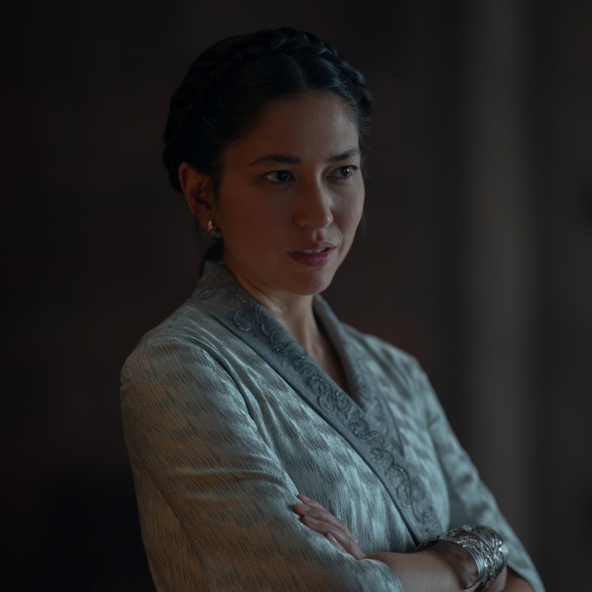 HODTurkey's tweet photo. Mysaria’yı canlandıran Sonoya Mizuno, karakterinin Rhaenyra’nın faşist bir figüre dönüşmesi karşısında yaşadığı şaşkınlık ve suçluluk duygusunu anlattı.

"Rhaenyra bir yol seçti ve bu, Daemon’la birlikte yürüyeceği yol. Bu yolda, bir bakıma onun vicdanı gibi olan Mysaria gibi birine yer yok. Bu durum Mysaria için gerçekten çok sarsıcı. Aslında büyük bir şaşkınlık ve suçluluk hissediyor çünkü bir anda karşısında, yükselmesine bizzat yardım ettiği faşist birinin bulunduğunu fark ediyor. Bu da onun inandığı her şeye tamamen aykırı."
