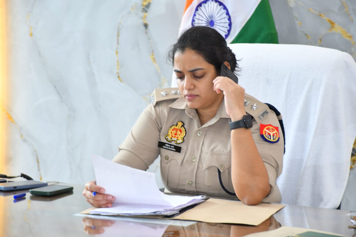 budaunpolice's tweet photo. #SSP बदायूँ द्वारा पुलिस कार्यालय पर वीडियो कॉन्फ्रेंसिग के माध्यम से थाने पर आये शिकायतकर्ता एवं कार्यालय पर जनसुनवाई में उपस्थित शिकायकर्ताओं की समस्याओं को सुनकर उनके समयबद्ध व गुणवत्तापूर्ण निस्तारण हेतु संबन्धित को आवश्यक दिशा-निर्देश दिए गये।   #UPPolice #Jansunwai https://t.co/eblSgdMZTz