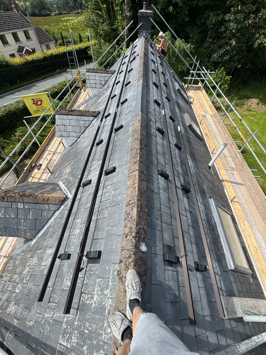 FPSolar1's tweet photo. Our before and after view from above 😍

We’re taking a moment to admire the work completed for this customer, who can now start enjoying immediate savings on their energy bills. 💸👷‍♂️

There’s something so satisfying about a perfectly symmetrical installation! https://t.co/jqUt8AIaIL