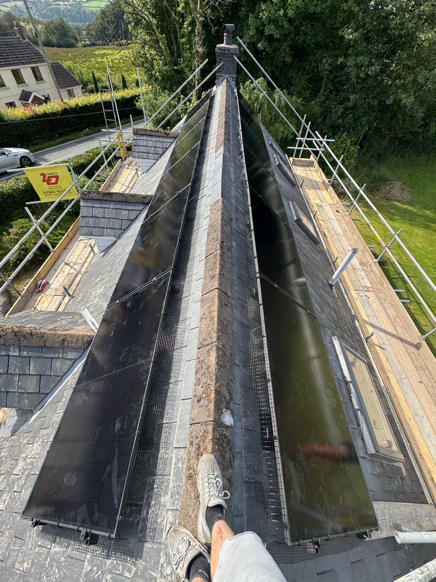 FPSolar1's tweet photo. Our before and after view from above 😍

We’re taking a moment to admire the work completed for this customer, who can now start enjoying immediate savings on their energy bills. 💸👷‍♂️

There’s something so satisfying about a perfectly symmetrical installation! https://t.co/jqUt8AIaIL