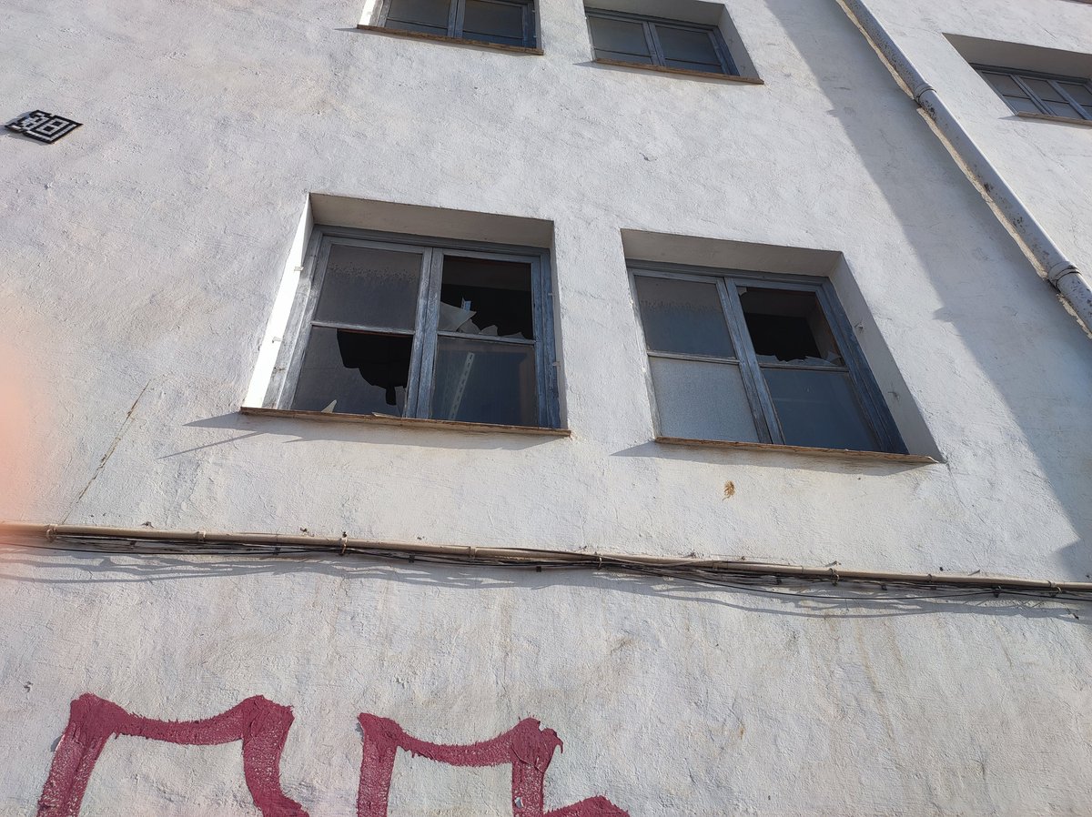 mariajosanchis's tweet photo. @saicalicante, podeu transmetre a la responsable de Patrimoni de l' @alicanteayto que els vidres de les finestres de la farinera Bufort estan en estat de ruïna i que el vent fa que caiguen al carrer com a guillotines, just al costat del centre escolar de Benalua?
Gràcies. https://t.co/437Eitq2DN