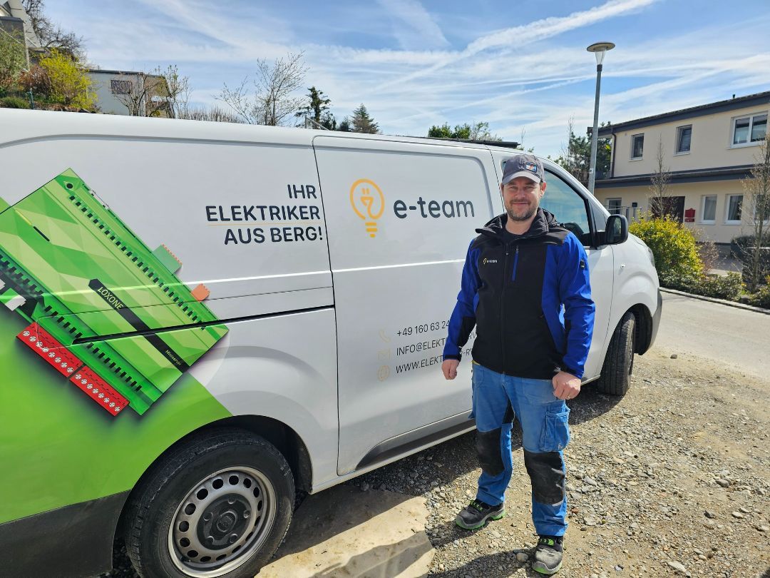 MarcKoebach's tweet photo. Unser Kollege Lubo strahlt vor Stolz vor dem Firmenwagen. 🚗 Ein starkes Team, das gerne anpackt – das ist e-team. https://t.co/77EZuarpku #Team #Ravensburg #Elektrohandwerk https://t.co/SonRmDcrAW