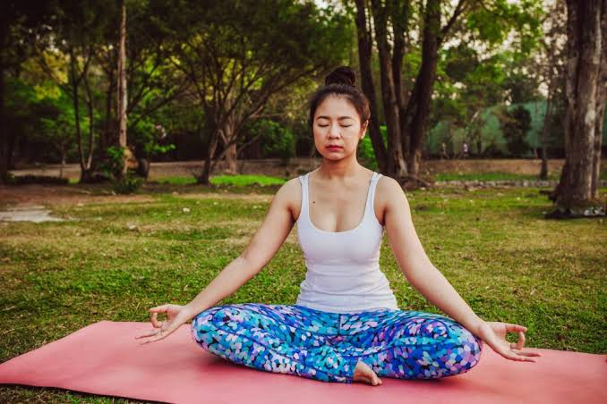 chetanm32893495's tweet photo. Bhastrika (Bellows Breath)

Best for: Boosting energy levels, increasing lung capacity, and oxygenating the blood.

Inhale forcefully through the nose, expanding the chest fully, Exhale forcefully through the nose.

#Yoga #Health #Vedic #Healthtips #Yogalife https://t.co/BBALFheznj