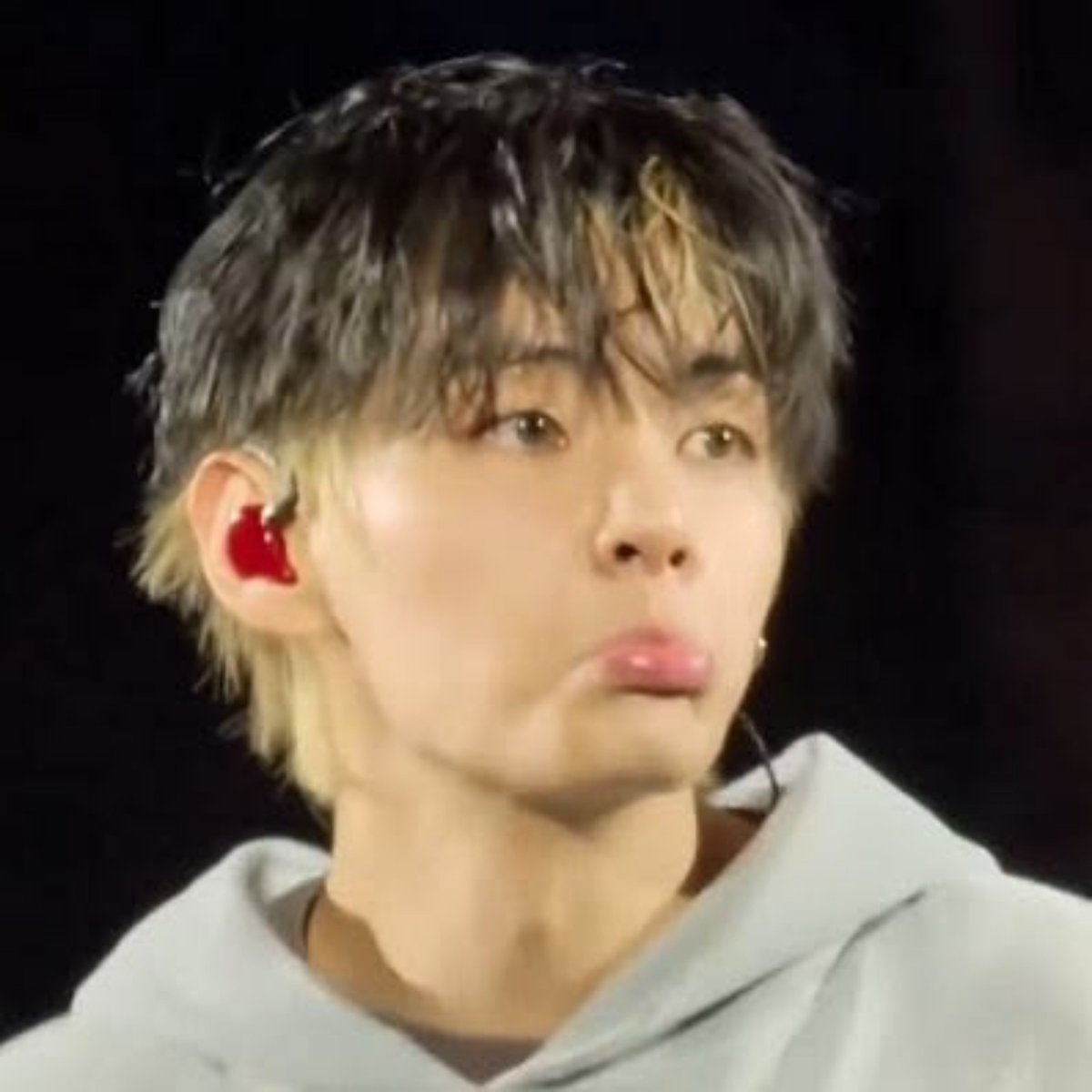 mydolltaetae's tweet photo. always pouting :( https://t.co/5mY8oTy1eS
