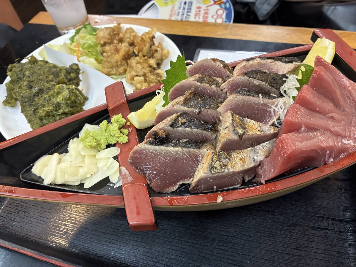 sakeoni0803's tweet photo. ひろめ市場で鰹のたたきなど食べた！！
乾杯！！！！ https://t.co/QI1g71xWXt