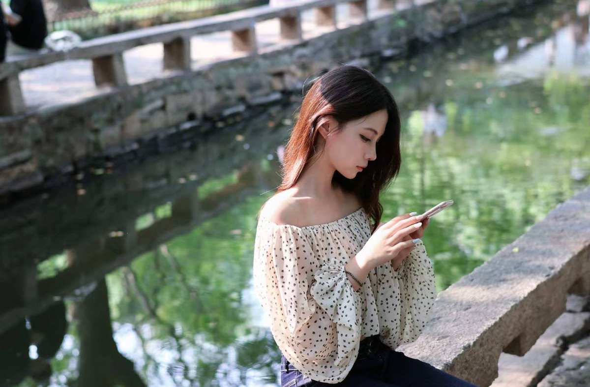 Vyck74's tweet photo. 外地来旅游的美女 看她一个人我上前帮她拍照顺利加上微信 我说这几天我带她玩 第二天下午玩累了后��给她我加料的可乐 慢慢的就再车上睡着 给你上一课一个人别乱跑 #迷玩 https://t.co/UGtHm02aLl