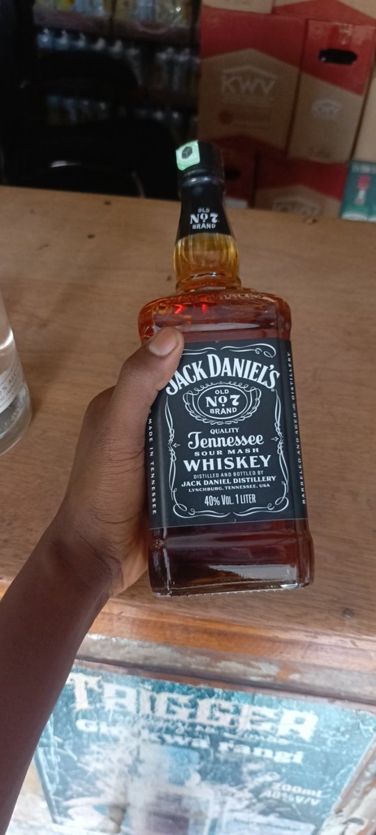 MiriamMkanaka's tweet photo. Mara nyingi tunafikiria gharama ya kununua kinywaji, lakini tunasahau gharama ya madhara yanayoweza kutokea baada ya kutumia bidhaa feki.

Kabla ya kunywa, hakikisha kwanza. Tumia HAKIKI STEMPU App kuscan QR CODE iliyopo kwenye chupa na kuthibitisha uhalali wa bidhaa yako.

#HakikiKwanza 

Download hapa: https://t.co/WVip2PVkk6