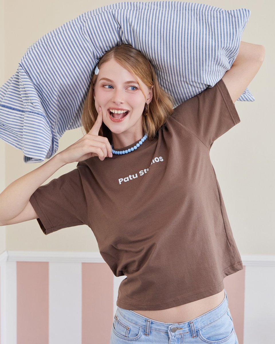 patustudios's tweet photo. ꒰  Pre-Order  ꒱

New Collection
📞 𝑪𝑨𝑳𝑳 𝑴𝑬(🐱𝑾) 𝑷𝑨𝑻𝑼 

OVERSIZED (BOXY CROP) T
Color : Bistre
Price: 890 THB 

Available on Aug 13, 2026 | 19:00 P.M.
🧑🏻‍💻 https://t.co/oJi5WG7u2L

#CallmeowPATU
#PATUstudios https://t.co/3IkEAbOwB4