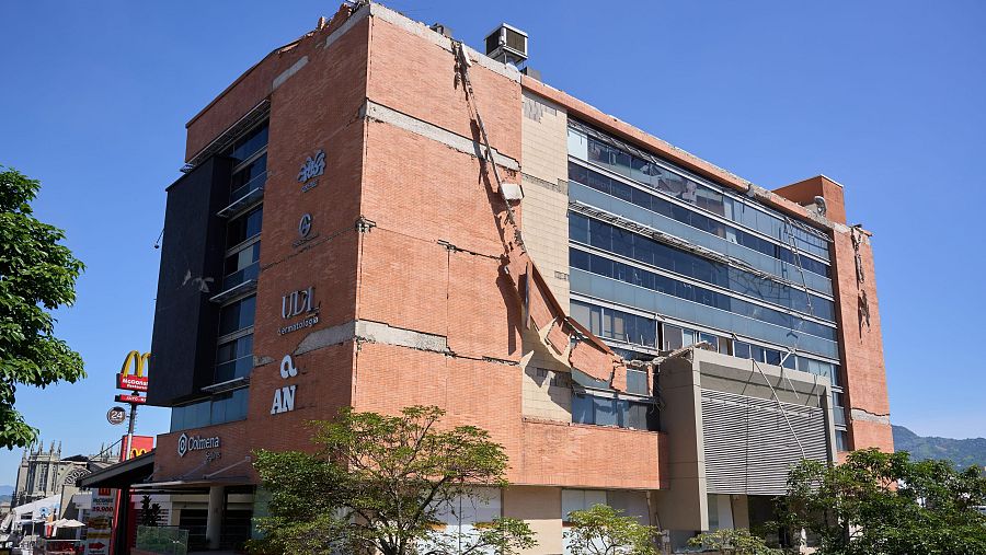 rtve's tweet photo. Estas son algunas de las imágenes que ha dejado el devastador terremoto en Colombia.

El temblor, de magnitud 7,4, ha tenido como epicentro San José del Palmar, en el departamento de Chocó. La cifra de fallecidos asciende ya a 132 personas.

https://t.co/PNEshbFjvD https://t.co/K1IlfhG9C1