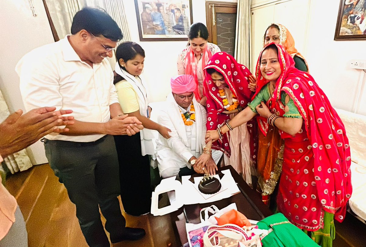 OPMeenaSop's tweet photo. आदरणीय श्रीमती अवंतिका माकन तंवर जी के जन्मदिन पर केक कटवाया और राजस्थान संस्कृति से आदरणीय श्री अशोक तंवर जी।दोनों का साफ़ा,फूल, गमछा, लूगङी से स्वागत किया हमारे साथ में प्रिय मित्र श्री धर्मेन्द्र कुमार जी और श्रीमती निशा जी भी साथ रहें 
यह पल बेहद खुशी का था...@RahulGandhi https://t.co/GHeQj6xSTz