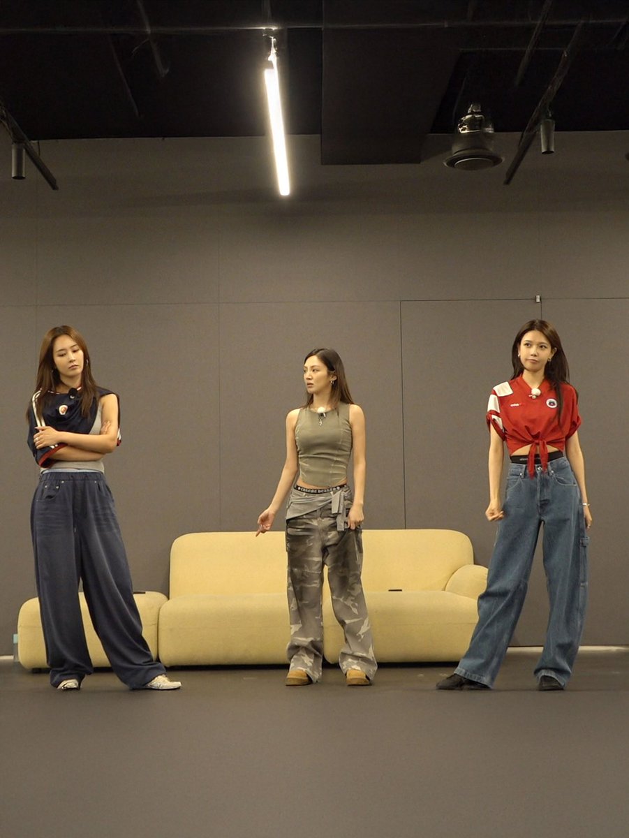 SNSD_0805's tweet photo. 📢 실시간 커뮤니티에 올라온 효리수 목격담 썰.txt

아 진짜 터질 게 터졌네;;
효리수 진짜 이대로 데뷔 가능한 거 맞냐고 ㅋㅋㅋ
어떤 댓글에서 태티서랑 붙기 전에 자기들끼리 싸워서 해체한다는 거 봤는데 ㄹㅇ 맞말ㅋㅋ
지인이 근처 지나가다 봤는데 안무 연습하다 말고 서로 센터 서겠다고 싸우고 난리도 아니었다고 함
유리 곧 탈퇴 예정이라고 하던데 이번에 진짜 튀는 거 아님?

https://t.co/SSxgQRNBgj
https://t.co/0bEeLHTgdE