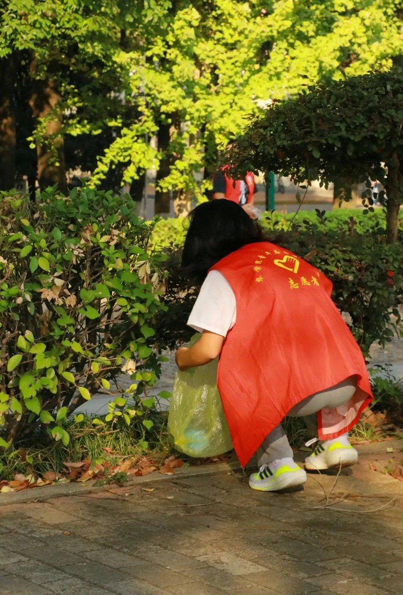 ha_khiet's tweet photo. Had such a meaningful weekend as a park cleanup volunteer! Picked up 12kg of trash, made new friends, and got to see our local green space get a fresh start. Small acts add up! https://t.co/u5XqXJfQdR