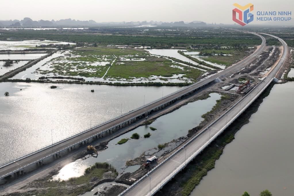 Minhchienbds's tweet photo. QUYẾT TÂM HOÀN THÀNH ĐƯỜNG VEN SÔNG TRONG NĂM 2026
-------
🚧 Dự án đường ven sông kết nối từ cao tốc Hạ Long - Hải Phòng đến khu vực Đông Triều đang bước vào giai đoạn nước rút để phấn đấu hoàn thành trong năm 2026. https://t.co/MA1JDjliY5