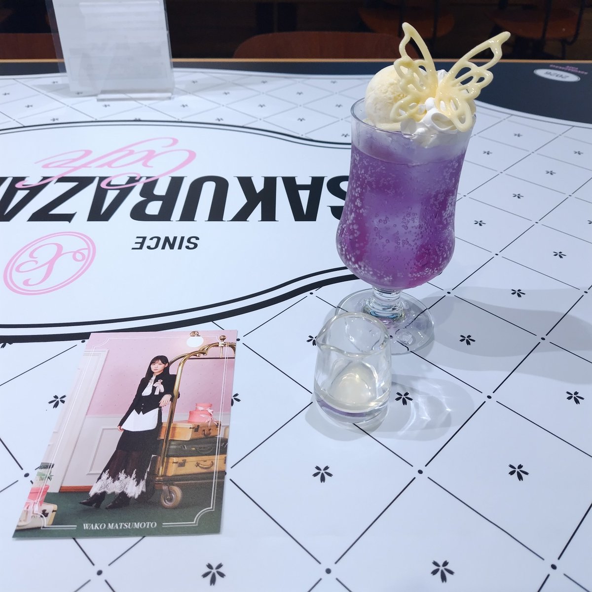 RaRa73624359's tweet photo. 櫻坂カフェ中期来た！！！！！！
『えんぴかの羽ばたくパープルバタフライピーソーダ』美味しかった💜
最初はパープルでレモン加えたら櫻ピンクになりました〜笑
ポストカードはわこち！
#櫻坂カフェ https://t.co/o8GPqVM7z8