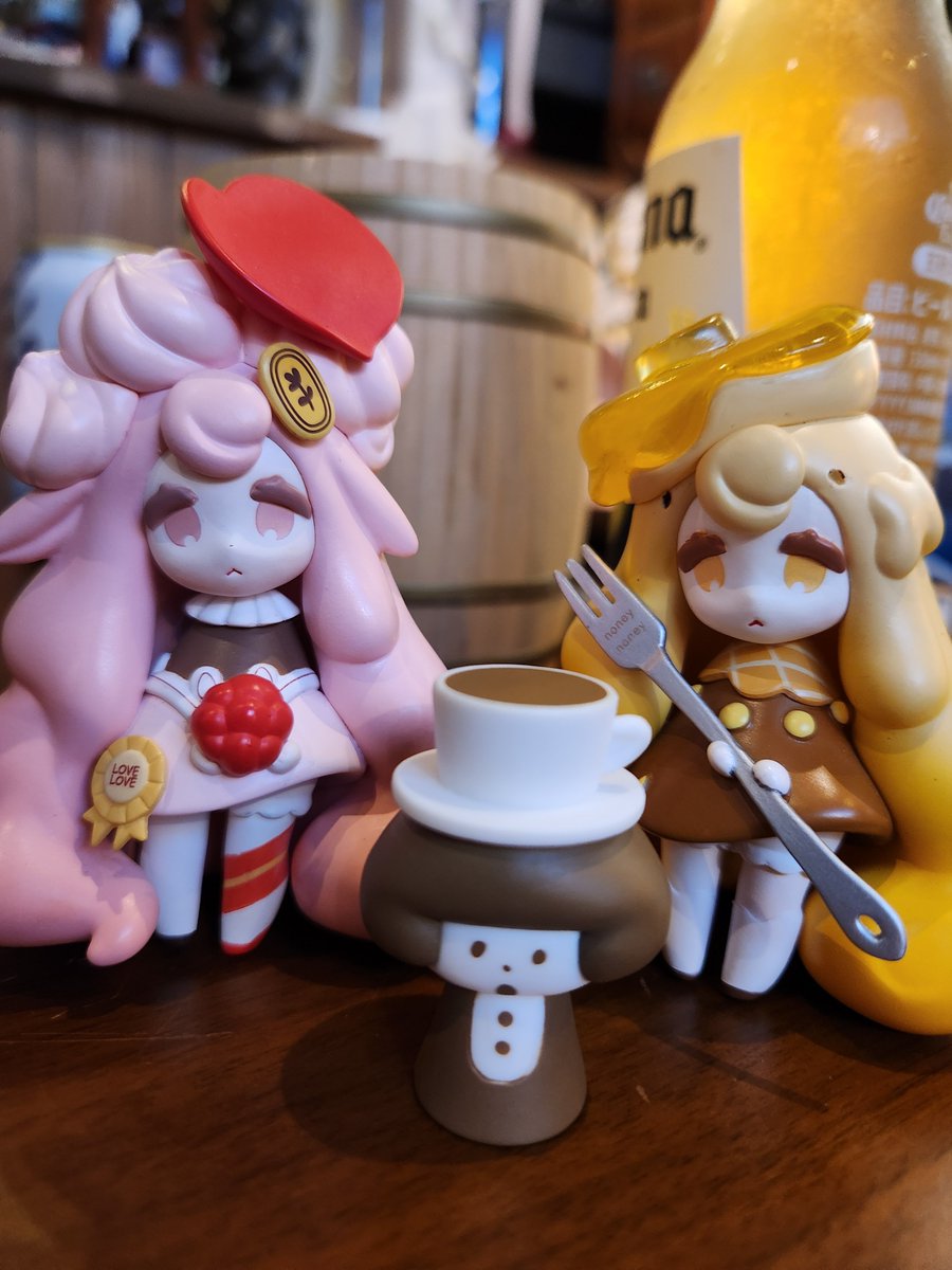 Fullmoon_0505's tweet photo. ※Grok加工 

うちのメイドさんたち 🍓☕🥞 https://t.co/7WVyFsTMZJ