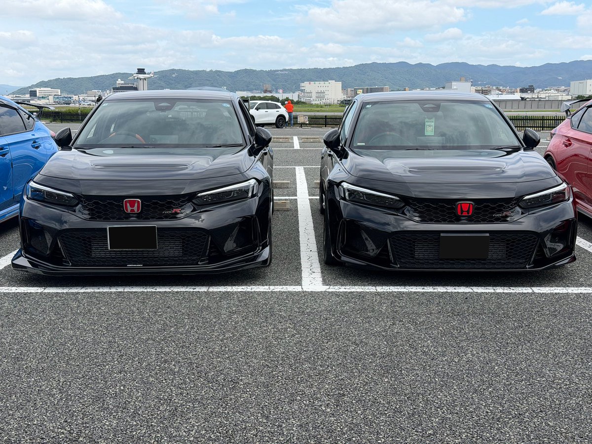 kuro_typeR's tweet photo. BRPの方とツーショット👍
無限はロー&amp;ワイドに見えるから黒も似合うね
車高は自分の方が低いはずなのに逆に見える😳 https://t.co/76dGzitZCt