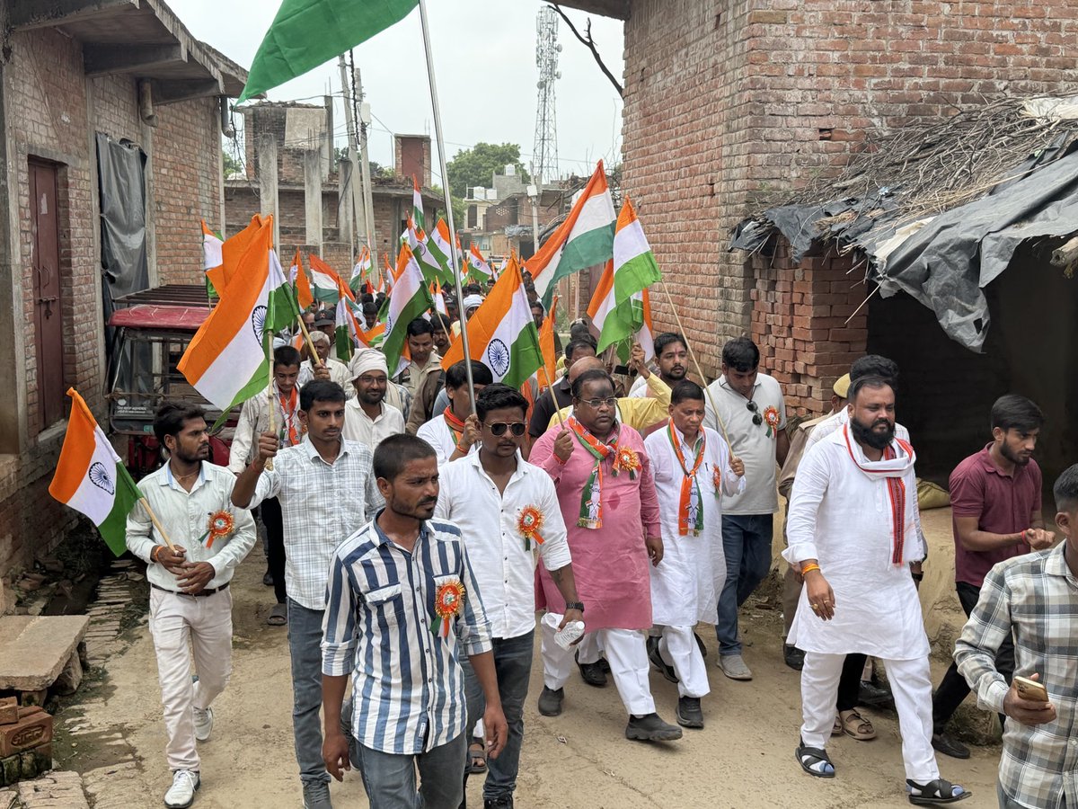 bjpannu79's tweet photo. विधानसभा जहानाबाद के मण्डल अमौली में चौबेताला धाम से सरदार पटेल पार्क, अमौली चौराहा तक आयोजित विशाल तिरंगा यात्रा में सहभागिता किया।
भारत माता के जयघोष और हाथों में लहराते तिरंगे के साथ निकली इस यात्रा ने पूरे अमौली क्षेत्र को राष्ट्रभक्ति के रंग में रंग दिया।@BJP4India @BJP4UP https://t.co/3oUoW6DF2w