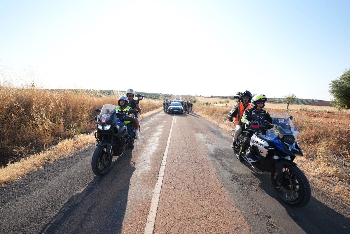 RECAMDER's tweet photo. 😍Nueva jornada para disfrutar del ciclismo y del medio rural.
📍Torre de Juan Abad ha acogido hoy la salida de la tercera etapa masculina de la II Vuelta Ciclista Castilla-La Mancha #LEADER, que discurre por la provincia de Ciudad Real. (+) https://t.co/8NED1DGWr1