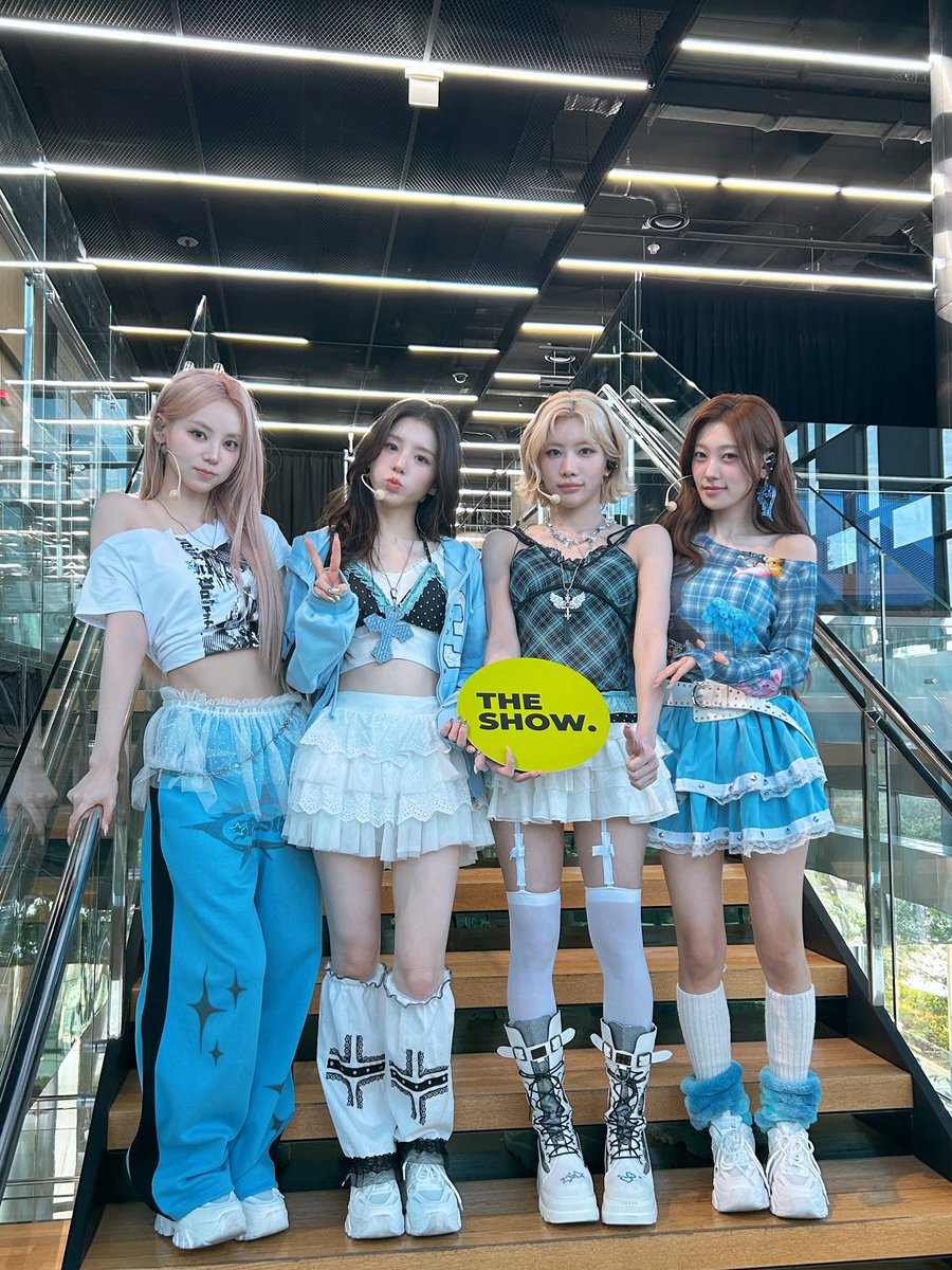 theshow_offcl's tweet photo. 🧚🏻‍♀: 여러분들의 아르르 #더쇼 에 등장-❗움하하하‼
💚: 지치고 힘들 땐 아르르에게 기댈게...☆★
🧑🏻‍⚕🩺 : 당신은 심각한 #ARTMS 의존증 입니다.
💚: 흥, 웃기는 소리. 그건 말도 아ㄴ... 아?
I said ok🤪ok🤩ok🤗ok🤯 #BornStunner🥰
I said ok😤ok🤯ok😱ok🤩 Born Stunner😋
I said ok🤪ok🤩ok🤗ok🤯 Born Stunner🥰
I said ok😤ok🤯ok😱ok🤩 ya ya ya🤑

#BlueBlood @official_artms