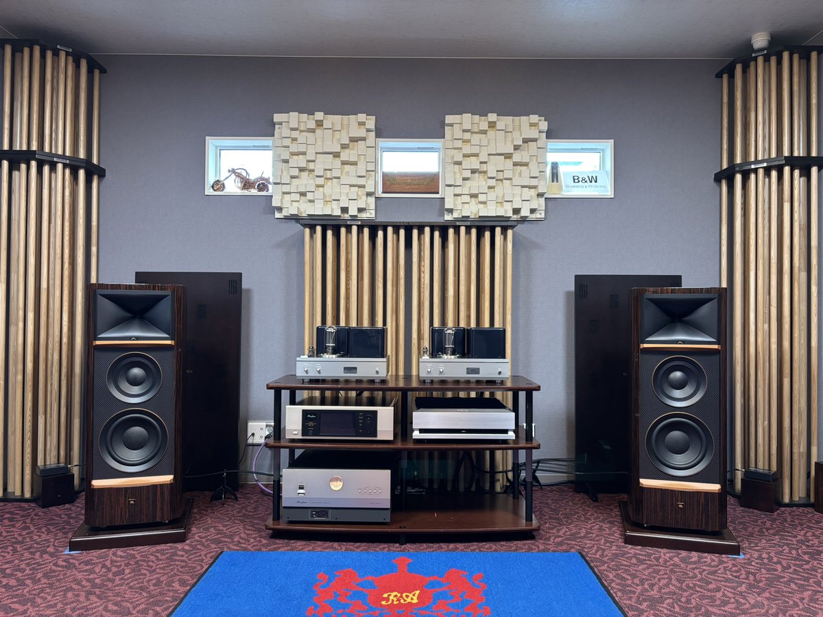 ROYALAUDIO1977's tweet photo. 明日から16日まで夏季休業となりますが、その前にお借りしているネットワークリファイナー『akitsuko SW0410』を2階試聴室へ移動♪
休業明けからは、弊社のリファレンスシステムでご試聴いただけます😊
ネットワークオーディオ関連の予定も色々ございます��で、ご期待くださいませ😌 https://t.co/HXpjlNmos4