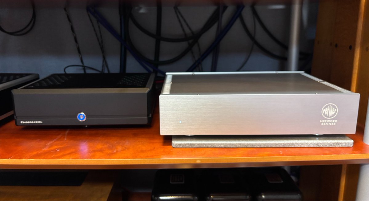 ROYALAUDIO1977's tweet photo. 明日から16日まで夏季休業となりますが、その前にお借りしているネットワークリファイナー『akitsuko SW0410』を2階試聴室へ移動♪
休業明けからは、弊社のリファレンスシステムでご試聴いただけます😊
ネットワークオーディオ関連の予定も色々ございます��で、ご期待くださいませ😌 https://t.co/HXpjlNmos4