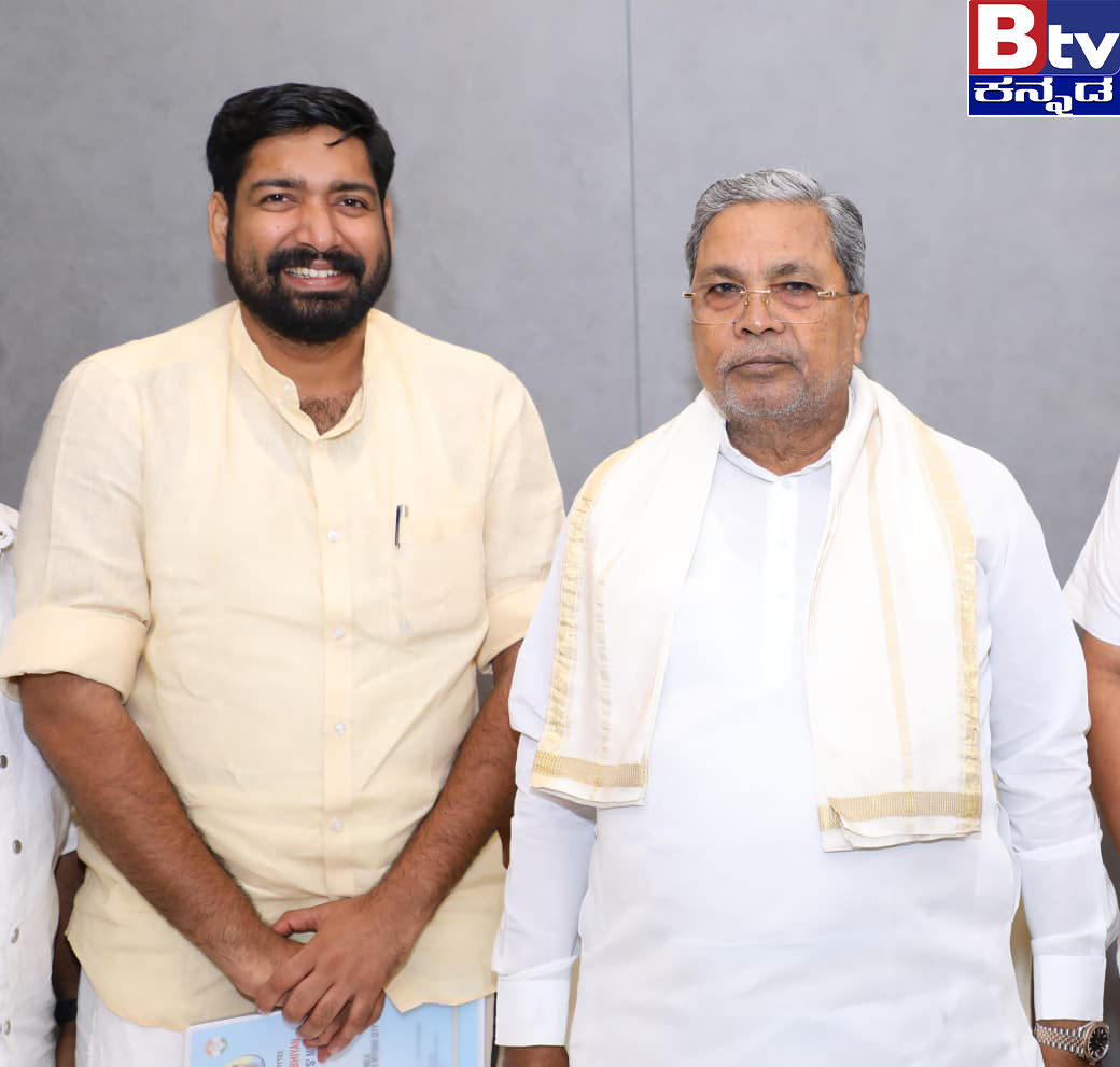 btvnewslive's tweet photo. ಮಾಜಿ ಸಿಎಂ ಸಿದ್ದರಾಮಯ್ಯ ಅವರನ್ನು ಕೇರಳ ಶಾಸಕ, ಮೈಸೂರಿಗೆ ಎಐಸಿಸಿ ವೀಕ್ಷಕರಾಗಿರುವ ಅಭಿಜಿತ್ ಅವರು ಭೇಟಿ ಮಾಡಿ ಮಾತುಕತೆ ನಡೆಸಿದರು..!
#Siddaramaia #FormerCM #Abhijith #KeralaMLA #Update #Trending_video #Viral_news #BtvNewsLive #BTVNews #BTVDigital #Btvkannada #KannadaNewsChannel #KannadaNews https://t.co/f2wYRsXerP