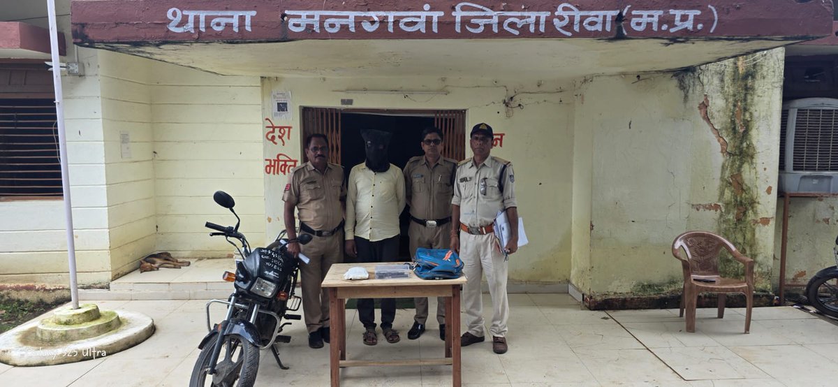 SP_Rewa's tweet photo. 🚨 
थाना मनगवां क्षेत्र में  पिस्टल से फायर कर हत्या के प्रयास के मामले में दोनों नकाबपोश आरोपियों सहित मास्टरमाइंड गिरफ्तार। आरोपियों से पिस्टल, कारतूस, मैगजीन, मोटरसाइकिल व मास्क जप्त।@DGP_MP
@MPPoliceDeptt
@mohdept https://t.co/w8UVTefoKl