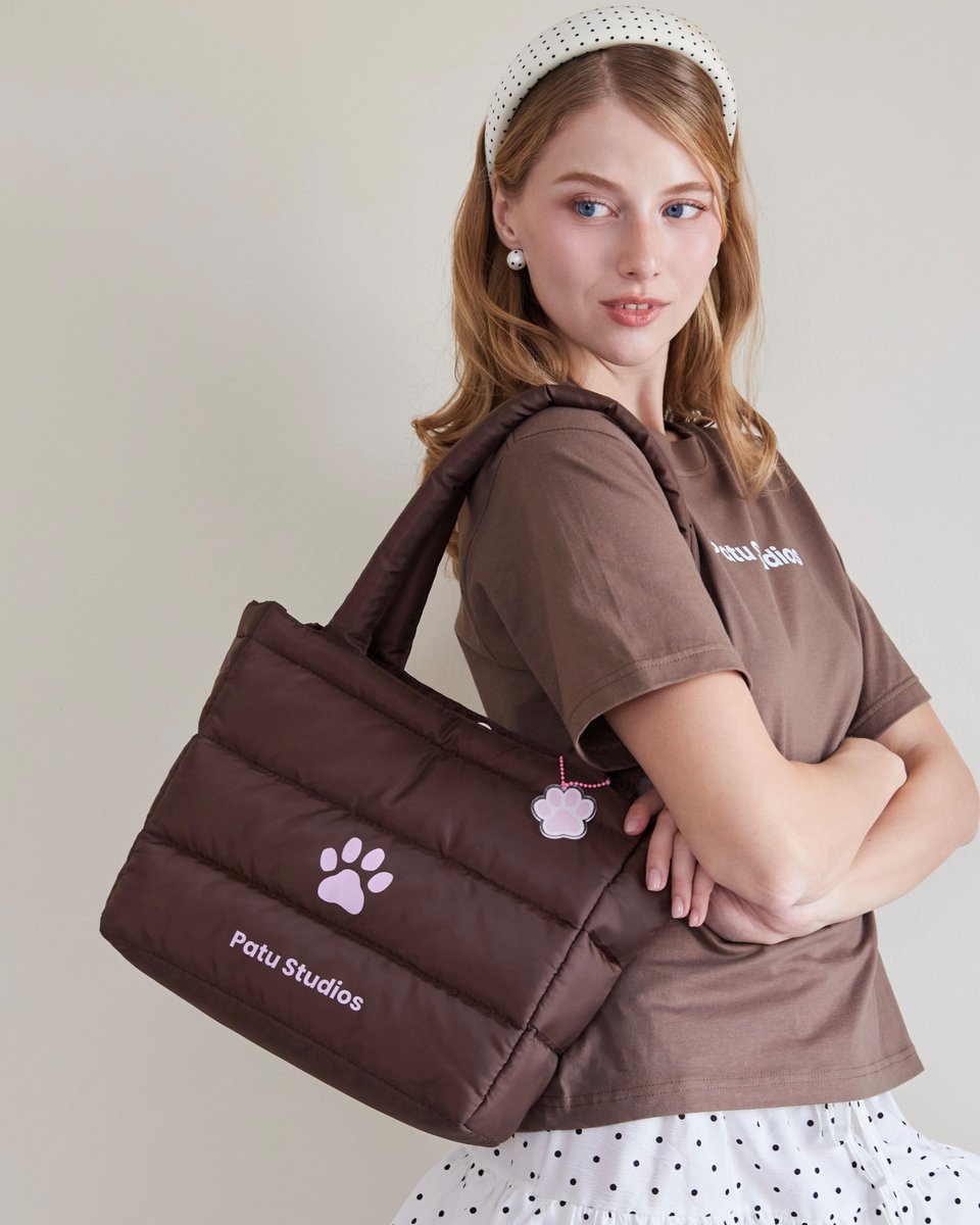 patustudios's tweet photo. ꒰  Pre-Order  ꒱

New Collection
☎️ 𝑪𝑨𝑳𝑳 𝑴𝑬(🐱𝑾) 𝑷𝑨𝑻𝑼 

Marshie Brownie Bag
Price: 990 THB 

Available on Aug 13, 2026 | 19:00 P.M.
🧑🏻‍💻 https://t.co/oJi5WG6Wdd

#CallmeowPATU
#PATUstudios https://t.co/lRs8lgbOo4