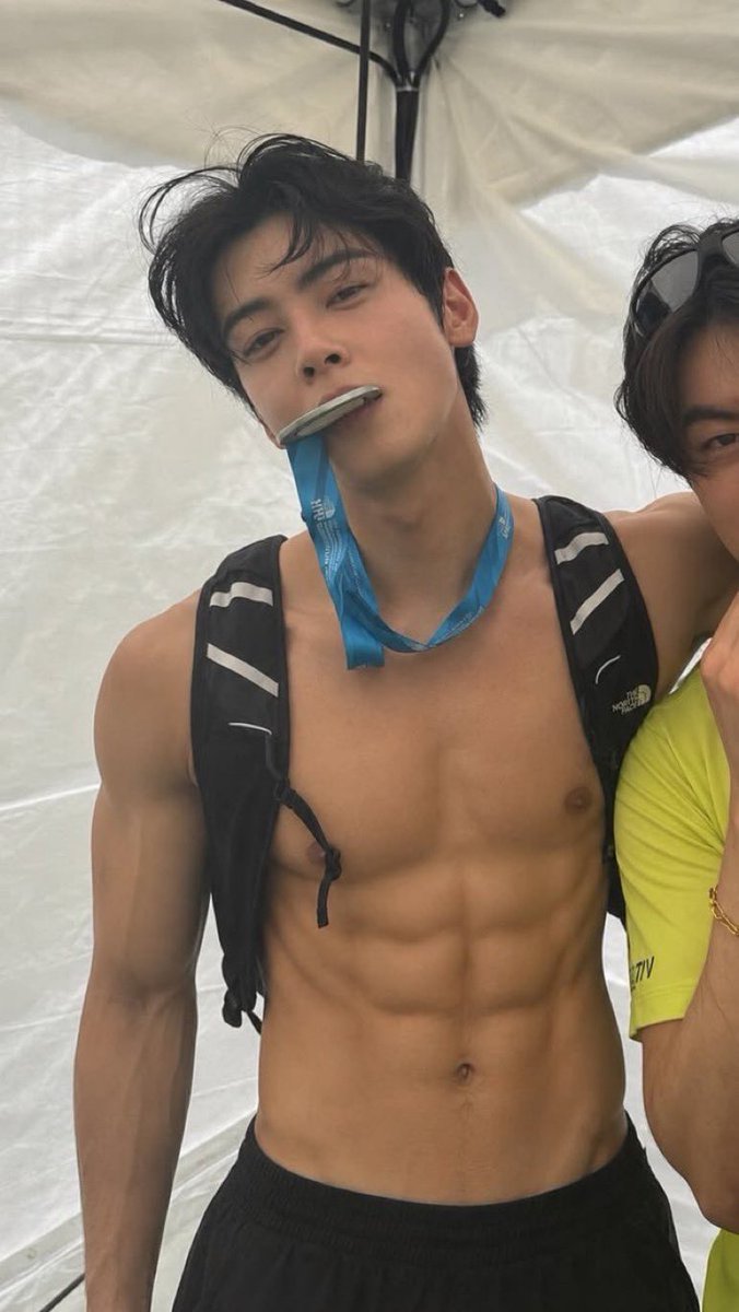 aldoinblue's tweet photo. Is this eunwoo?! For real?!? https://t.co/m27yEaKlZi