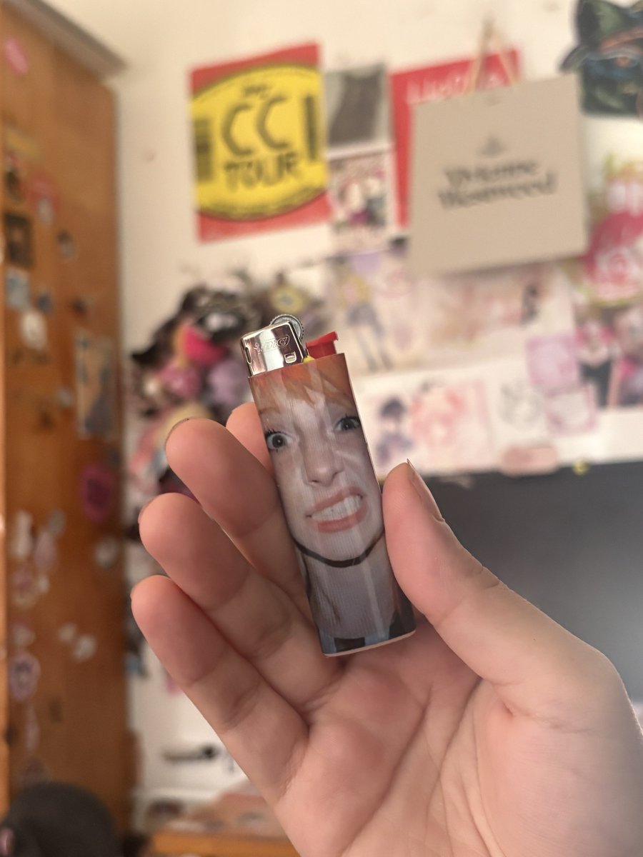 yerimadoka's tweet photo. my hayley williams rawr lighter #paramore #paramoretwt #yositwt https://t.co/601wgeyMdX