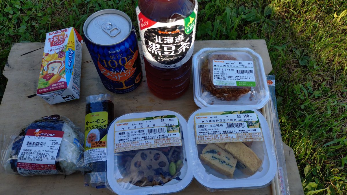 _holo_'s tweet photo. 本日のセコマ飯、変わり種はサーモン茎わさび巻きとラム肉コロッケかな。美味いけど茎わさび感はあまり感じなかった。コロッケは臭みもなく、普通に美味い(^q^)　#北海道ツーリング https://t.co/KgXUhn6AT8
